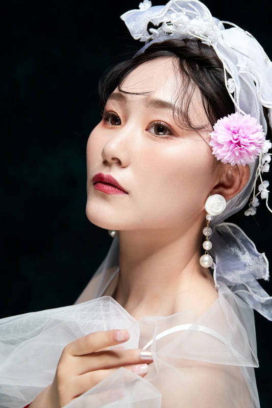 黑色背景下的女性复古婚纱妆面图片