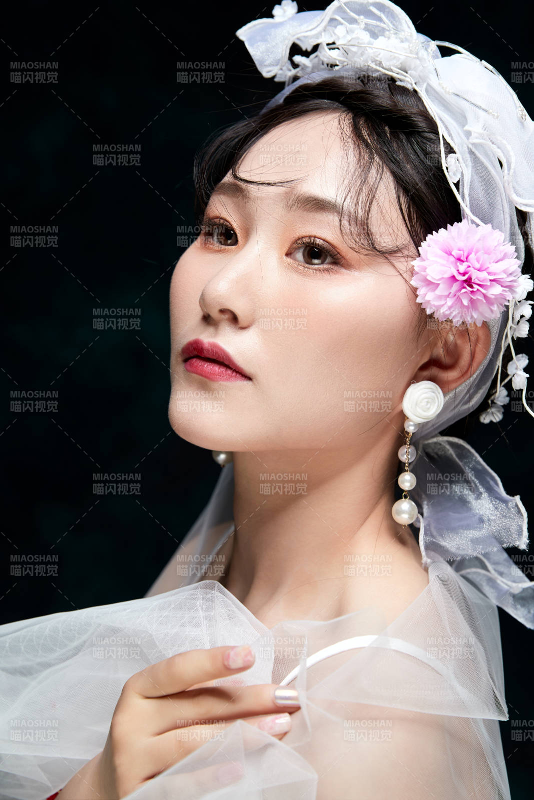 黑色背景下的女性复古婚纱妆面图片