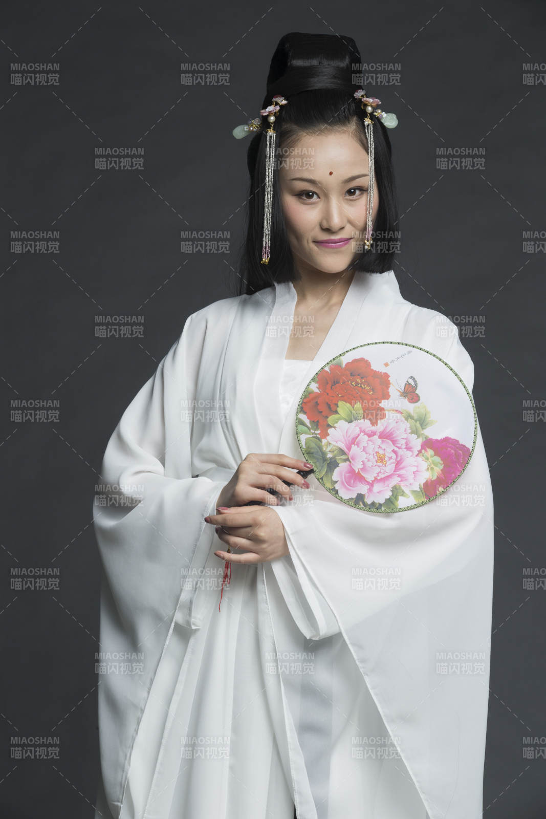 身穿古装的汉服女性人像汉服影棚拍摄图片