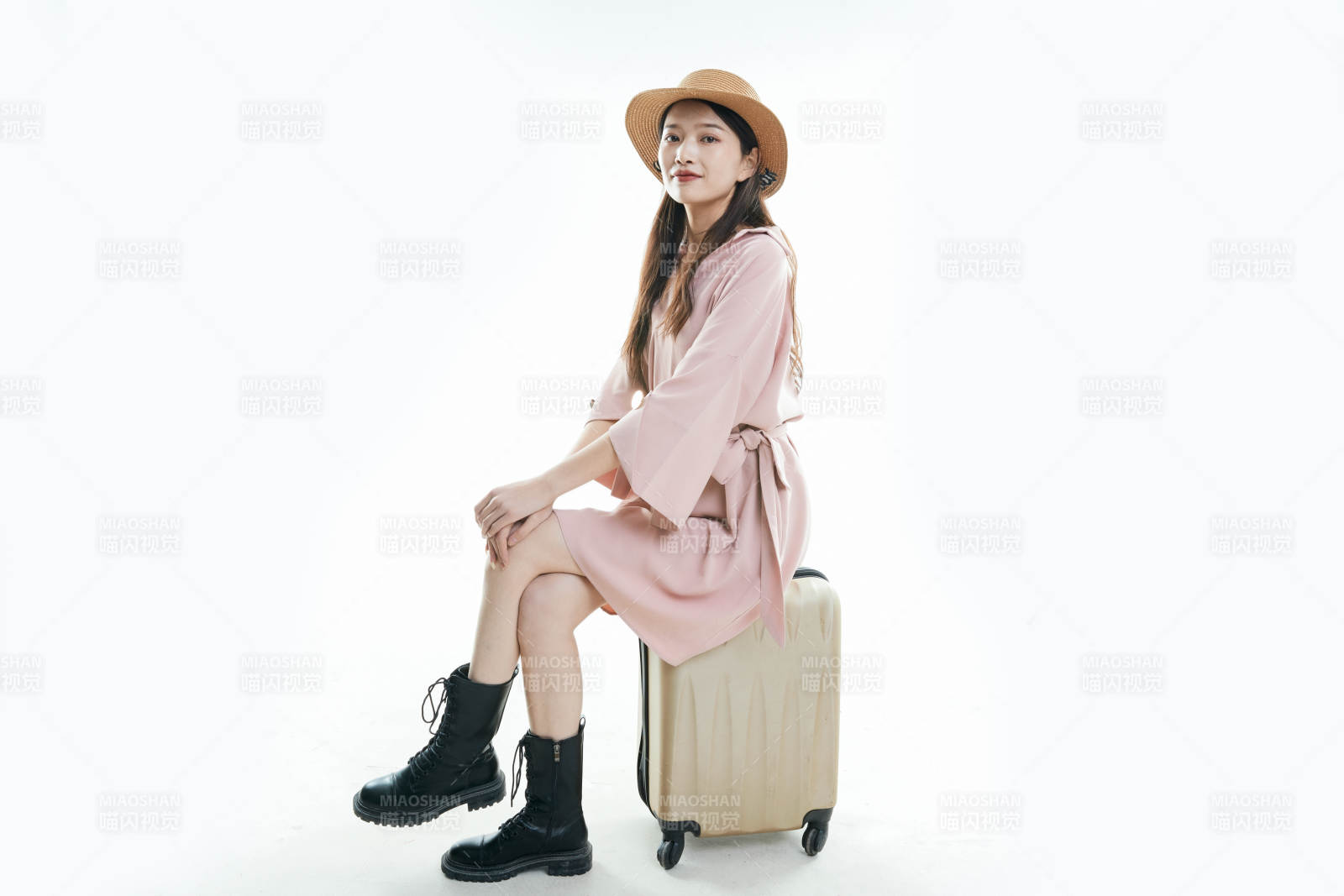 白色背景下准备出发旅行的美丽东方女大学生图片