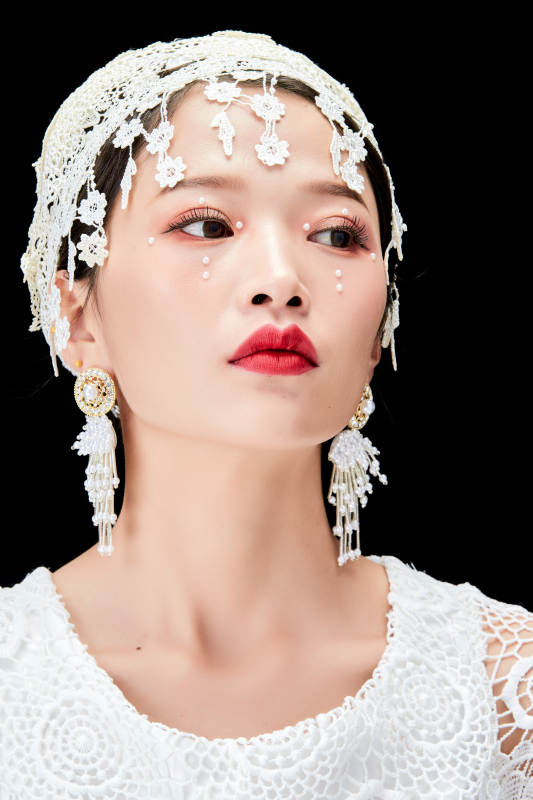 黑色背景下的美妆新娘彩妆人像图片