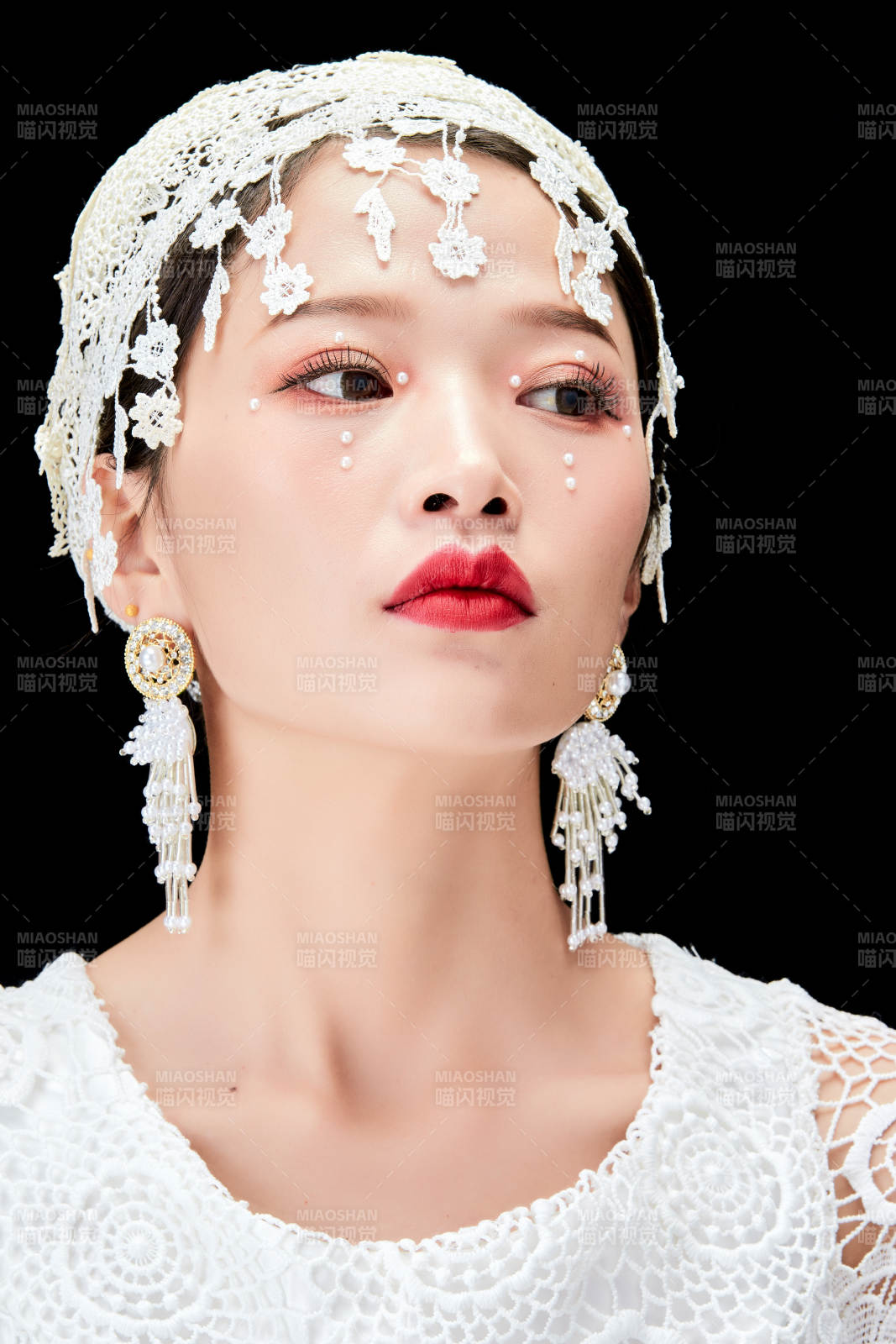 黑色背景下的美妆新娘彩妆人像图片