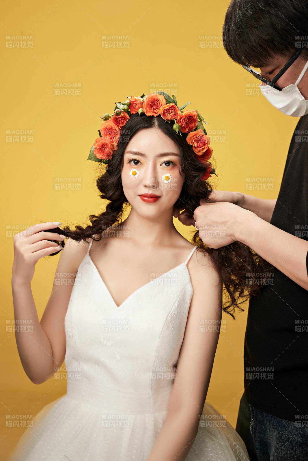 进行美妆化妆的化妆师与模特图片