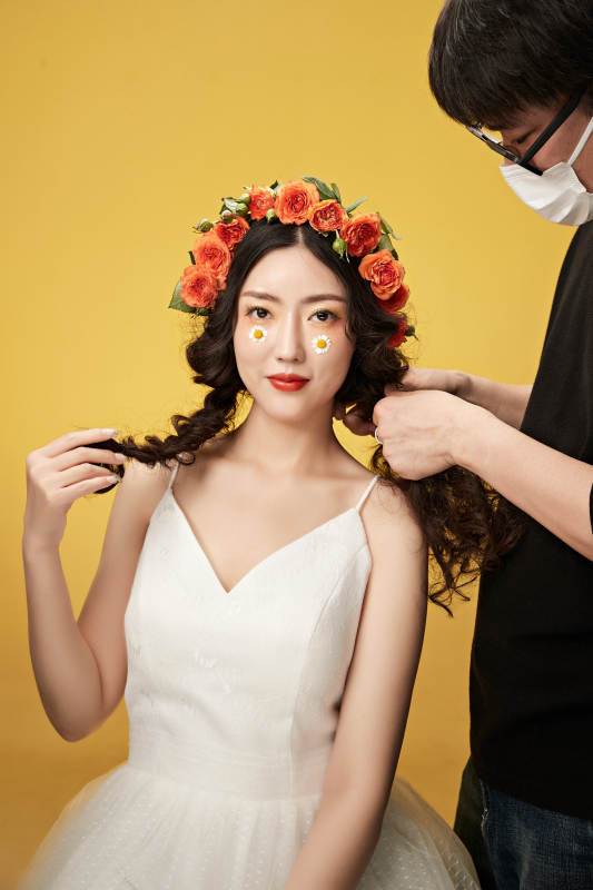 进行美妆化妆的化妆师与模特图片