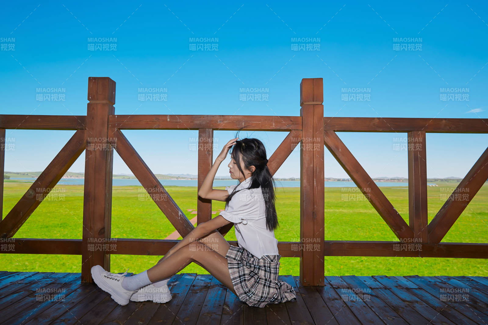 盛夏在草原湿地公园游玩的姑娘图片