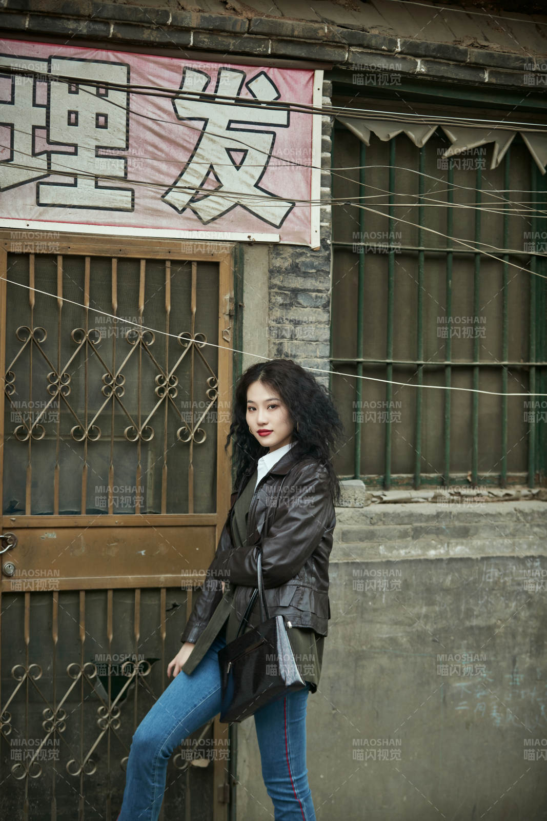 老旧城区里穿着复古港风的美丽清纯少女图片