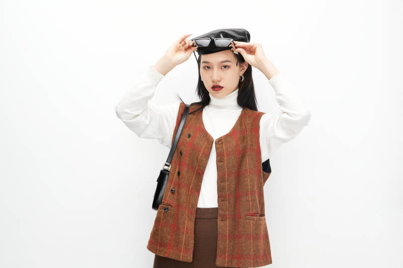 身穿复古服装的亚洲少女人像图片