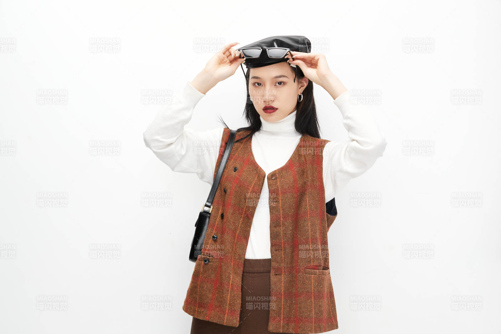 身穿复古服装的亚洲少女人像图片