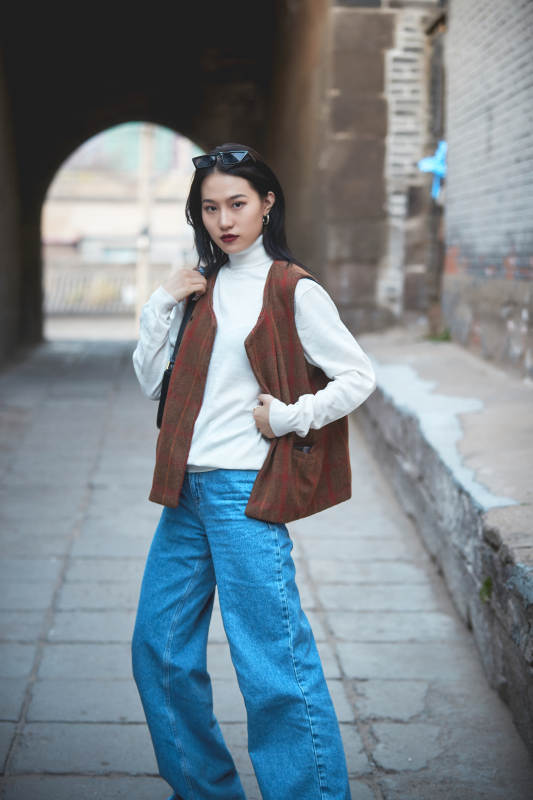 老旧城区里穿着复古港风的美丽清纯少女图片