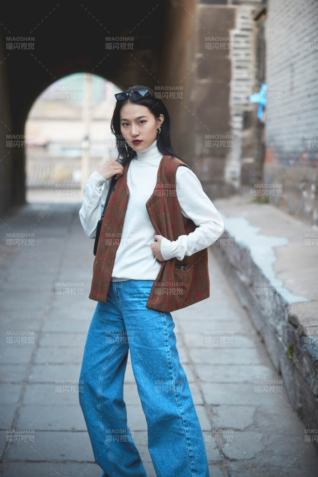 老旧城区里穿着复古港风的美丽清纯少女图片