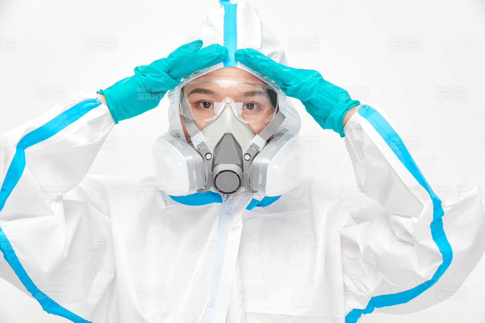 穿白色防护服佩戴护目镜口罩的女性医疗人员图片