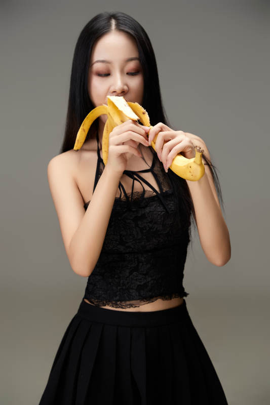 吃水果的亚洲东方长发少女图片