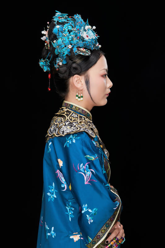 黑色背景下的清代女性古装造型清朝古装图片