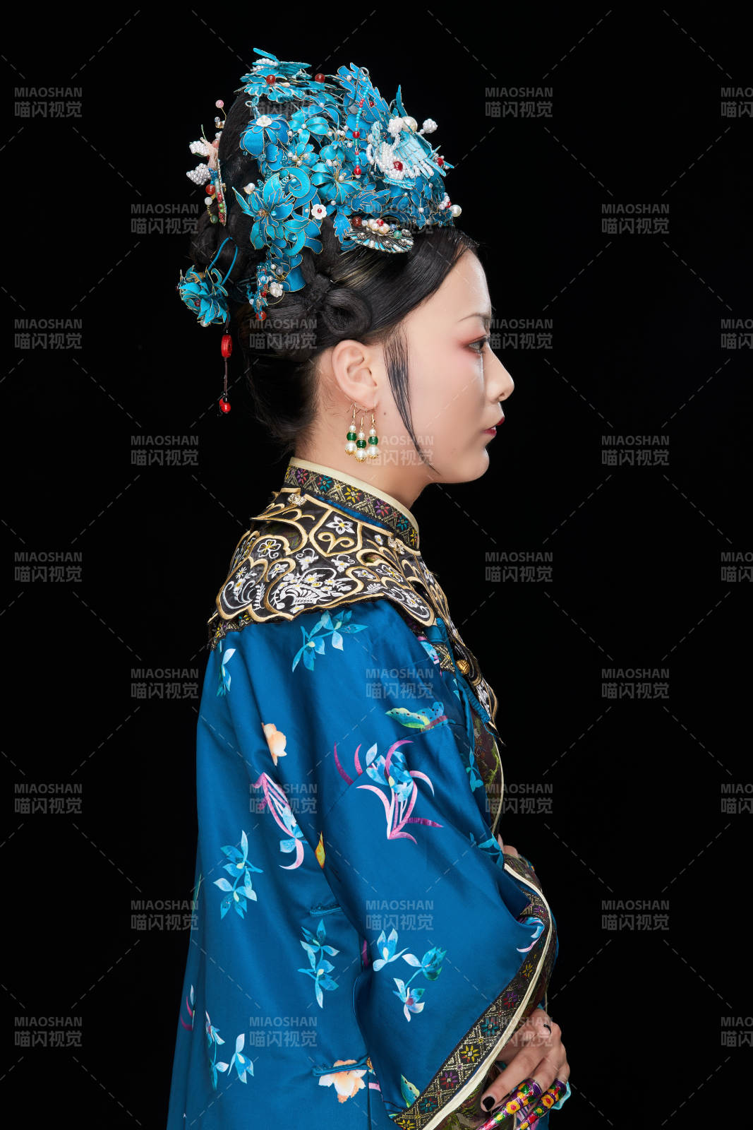 黑色背景下的清代女性古装造型清朝古装图片