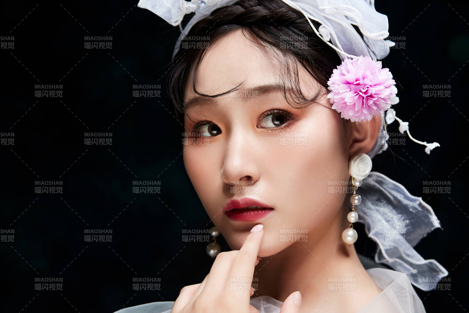 黑色背景下的女性复古婚纱妆面图片