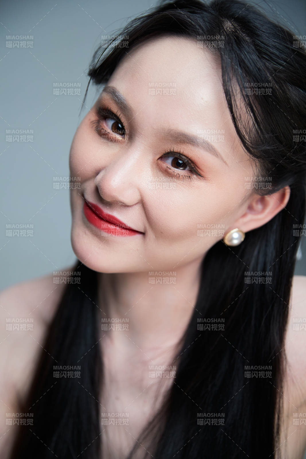 女性婚纱妆面图片