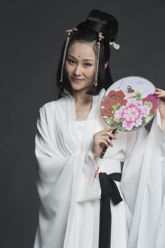 身穿古装的汉服女性人像汉服影棚拍摄图片