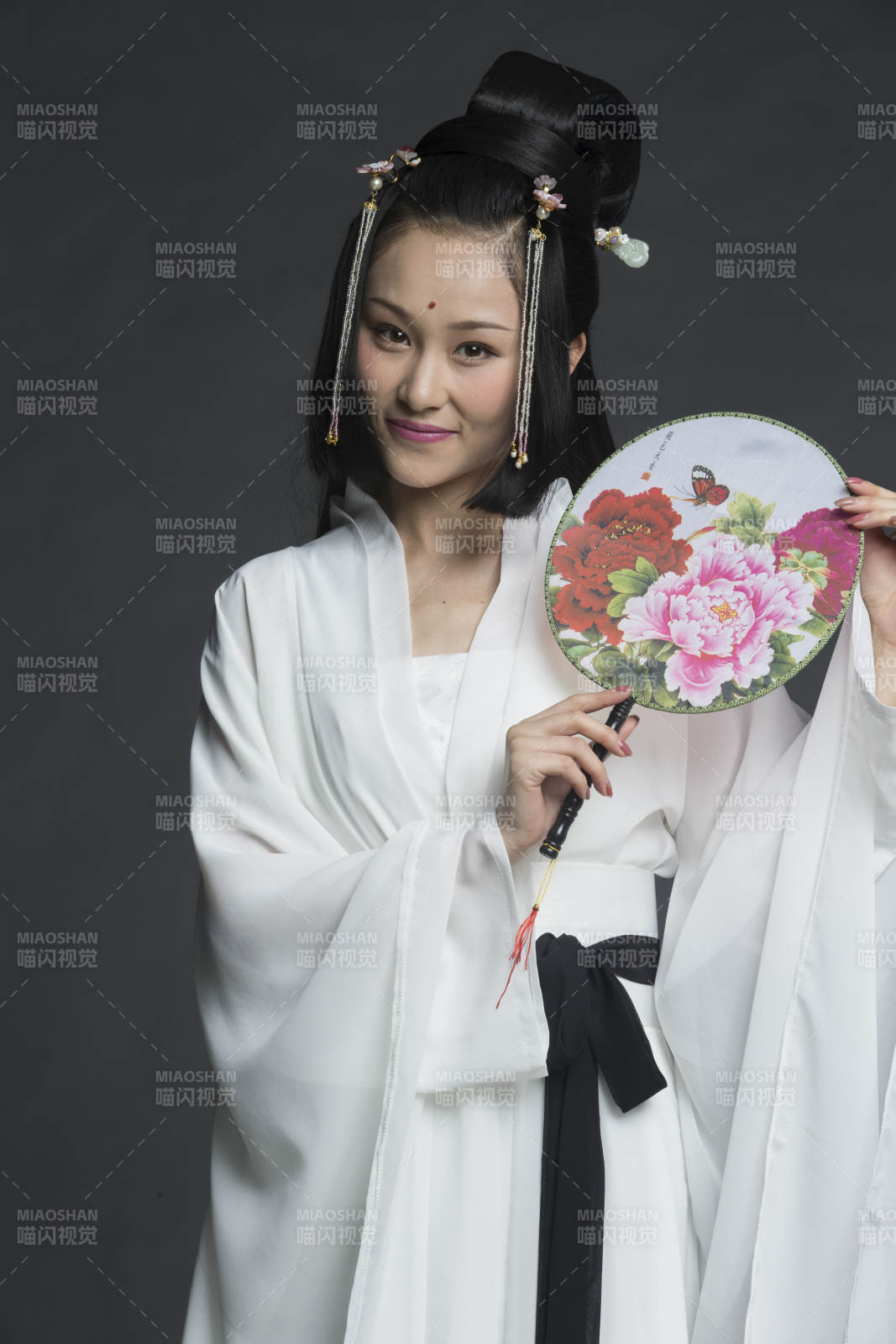 身穿古装的汉服女性人像汉服影棚拍摄图片