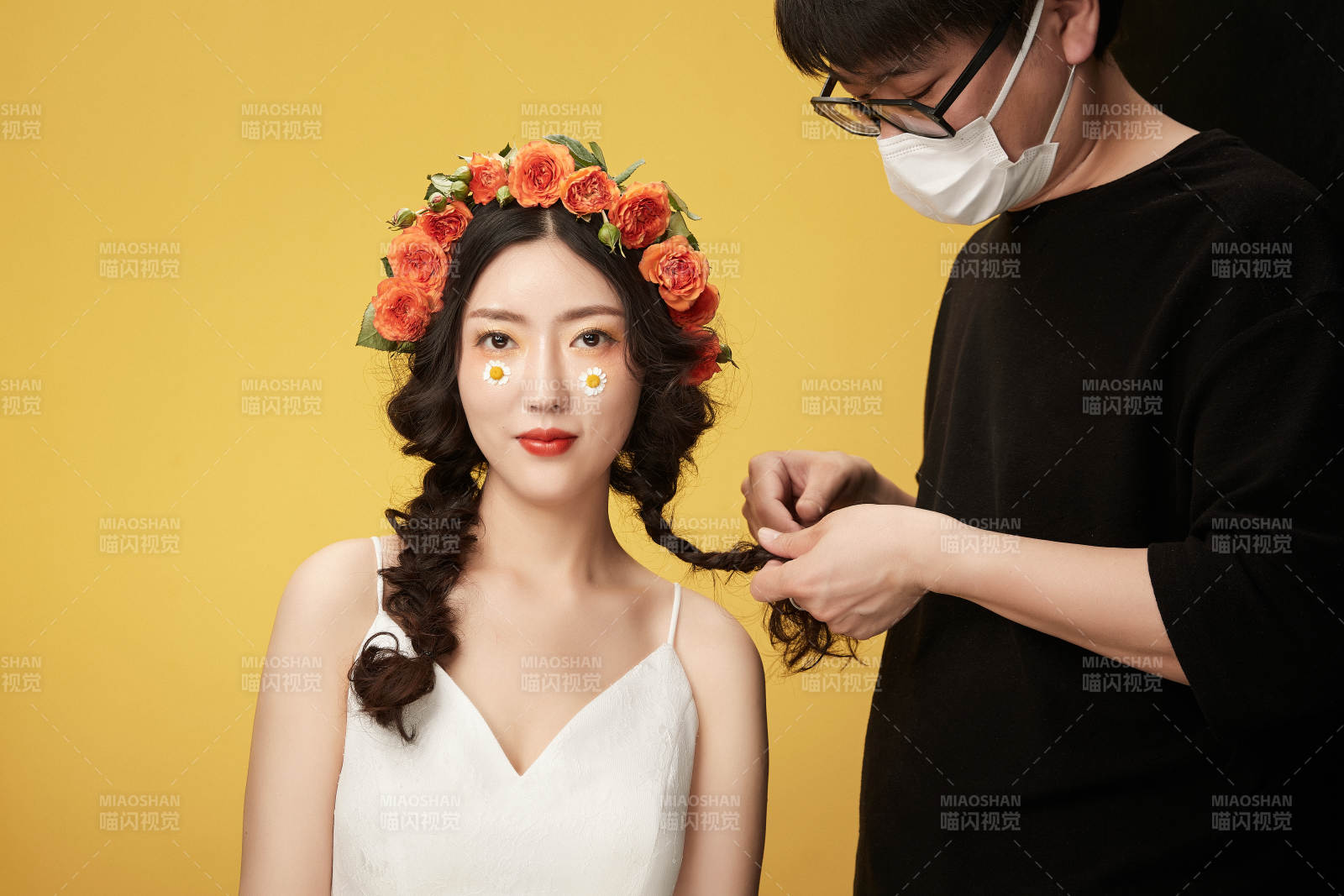 进行美妆化妆的化妆师与模特图片