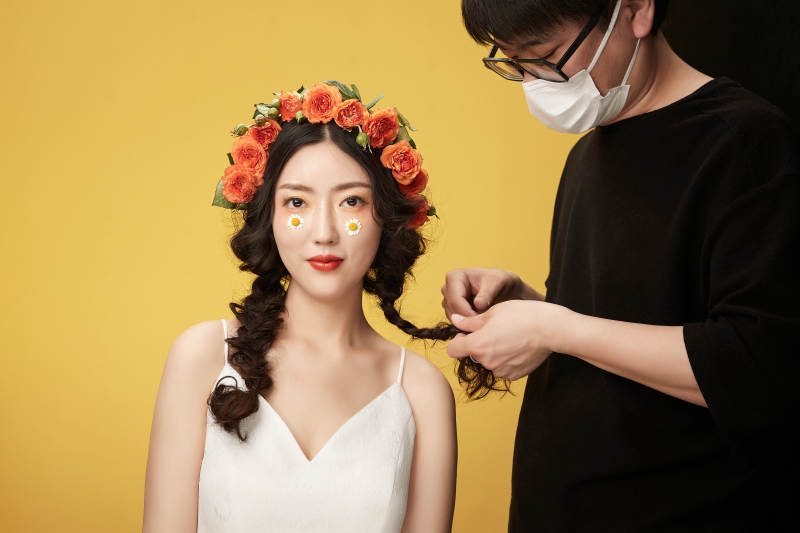 进行美妆化妆的化妆师与模特图片