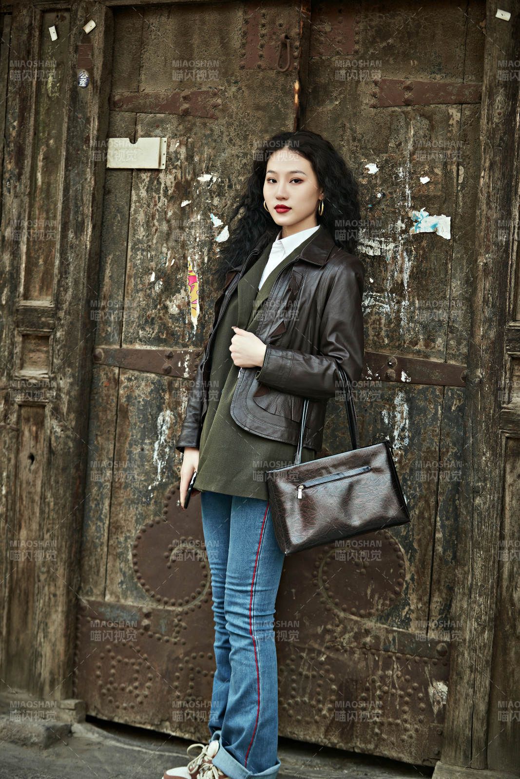 老旧城区里穿着复古港风的美丽清纯少女图片