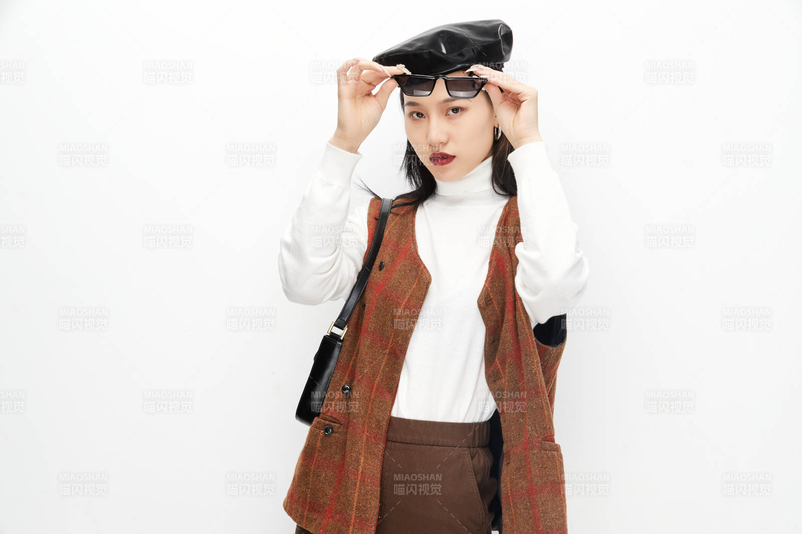 身穿复古服装的亚洲少女人像图片