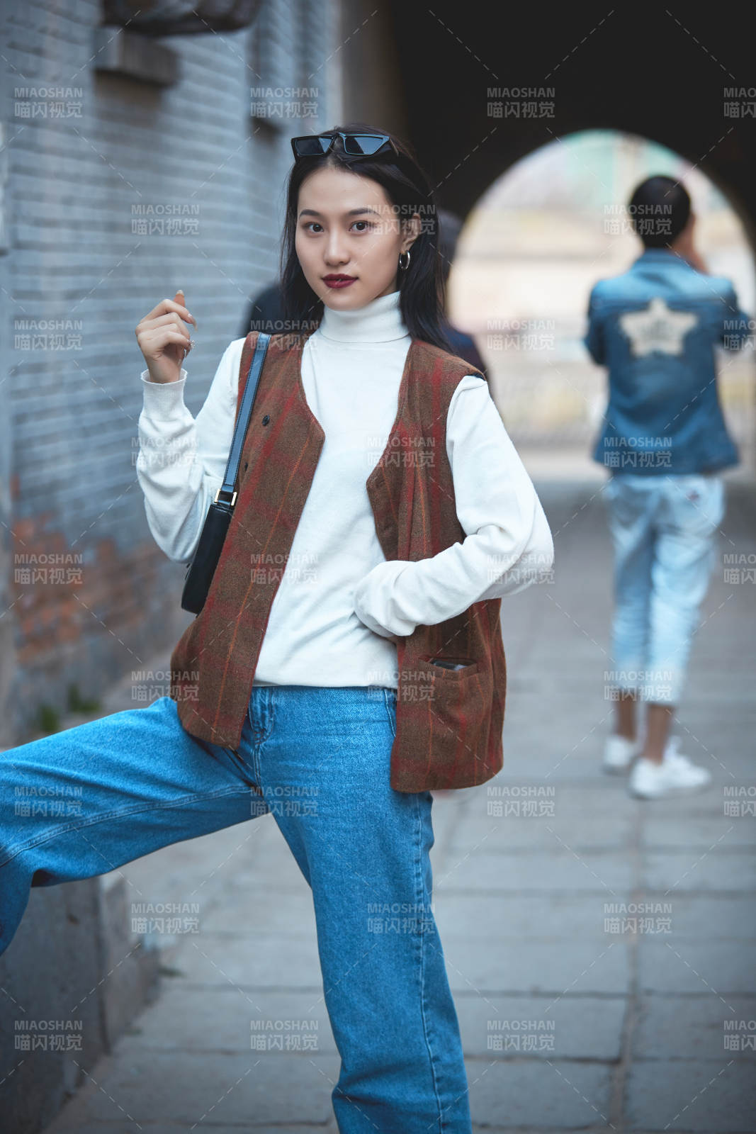 老旧城区里穿着复古港风的美丽清纯少女图片