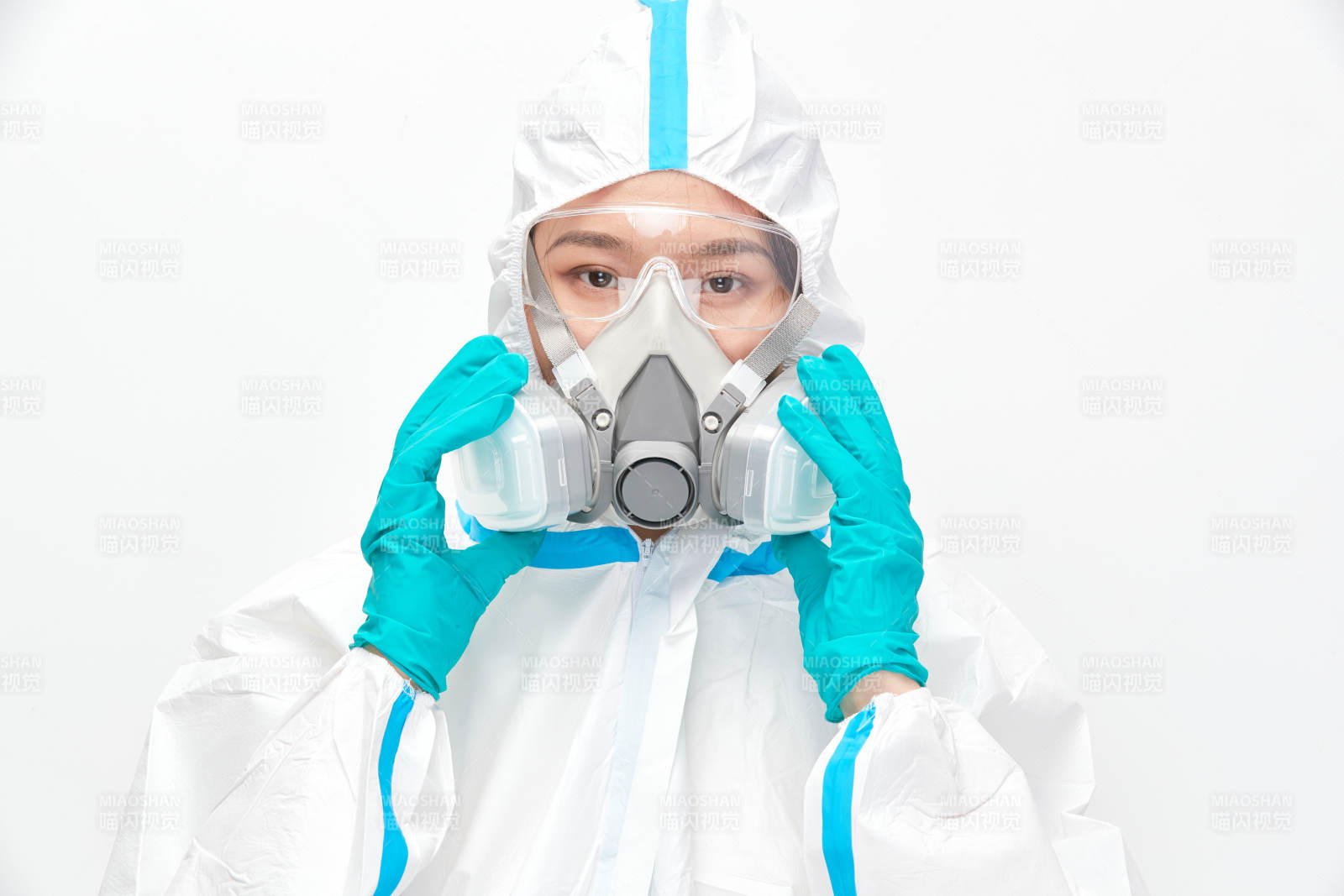 穿白色防护服佩戴护目镜口罩的女性医疗人员图片
