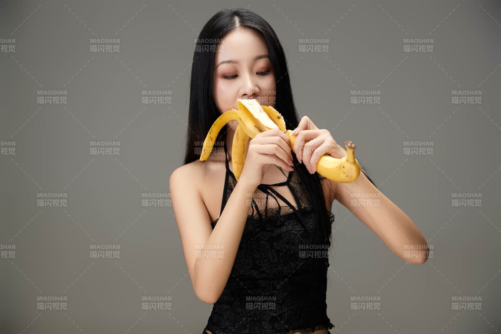 吃水果的亚洲东方长发少女图片