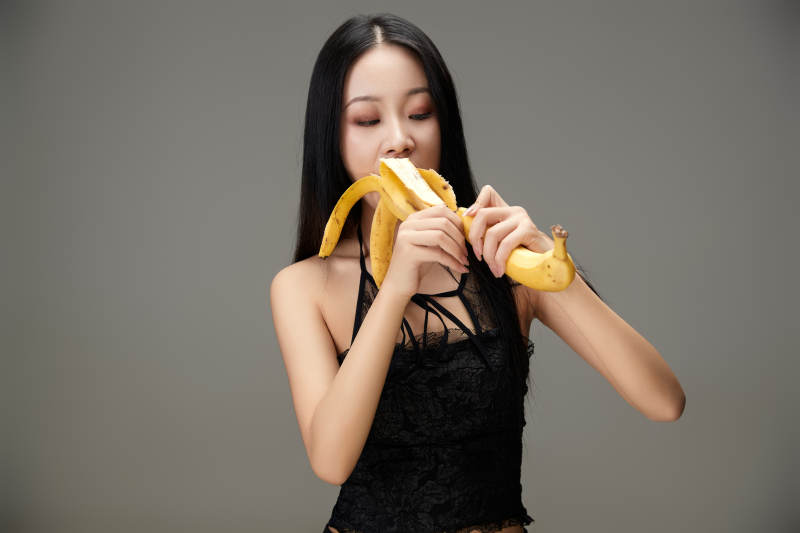 吃水果的亚洲东方长发少女图片