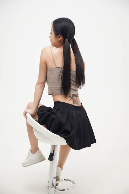 白色背景下的美丽可爱大学生图片