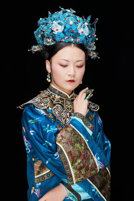 黑色背景下的清代女性古装造型清朝古装图片