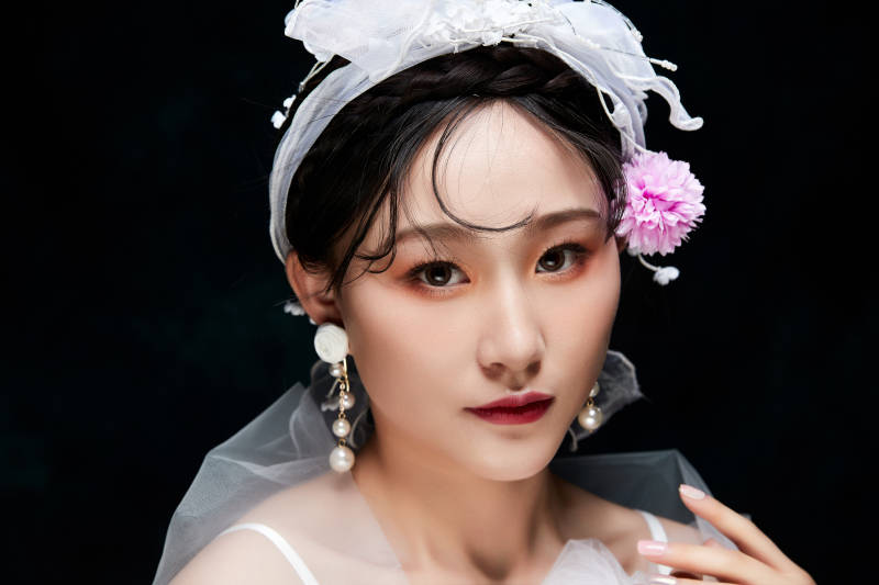 黑色背景下的女性复古婚纱妆面图片