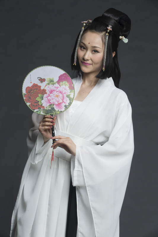 身穿古装的汉服女性人像汉服影棚拍摄图片