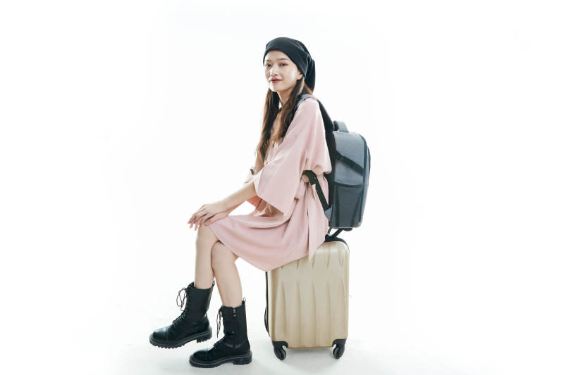 白色背景下准备出发旅行的美丽东方女大学生图片