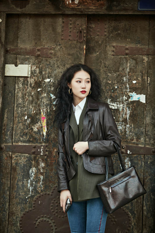 老旧城区里穿着复古港风的美丽清纯少女图片