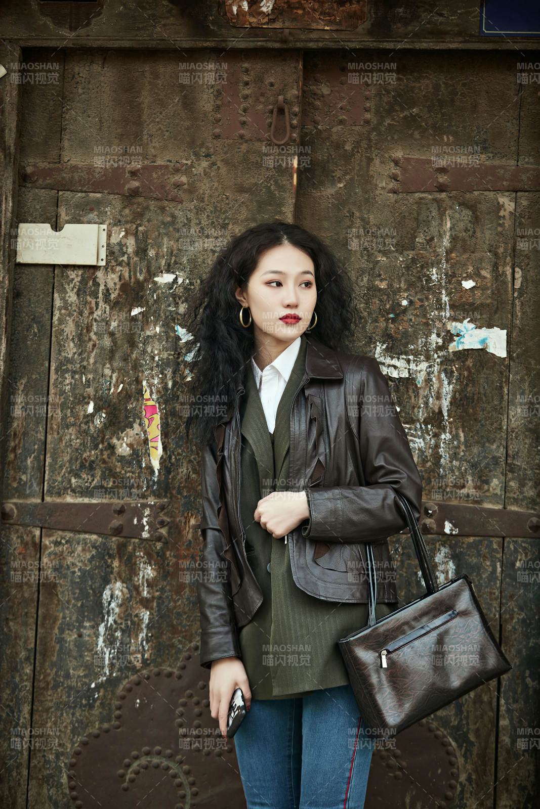 老旧城区里穿着复古港风的美丽清纯少女图片