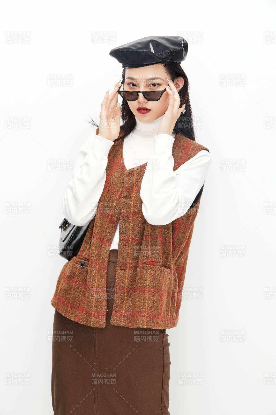 身穿复古服装的亚洲少女人像图片