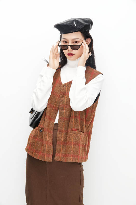 身穿复古服装的亚洲少女人像图片