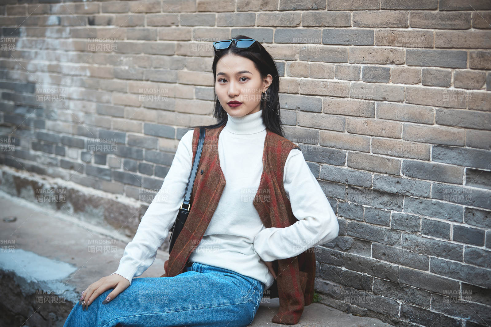 老旧城区里穿着复古港风的美丽清纯少女图片