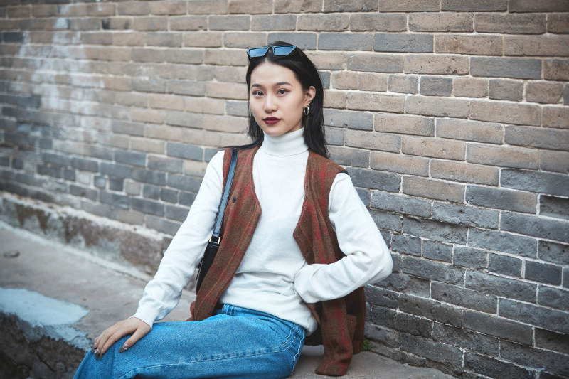 老旧城区里穿着复古港风的美丽清纯少女图片