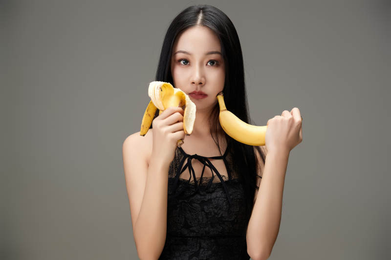 吃水果的亚洲东方长发少女图片