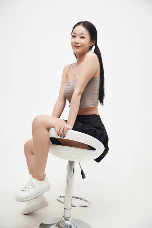 白色背景下的美丽可爱大学生图片