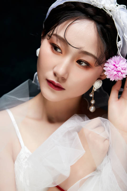 黑色背景下的女性复古婚纱妆面图片