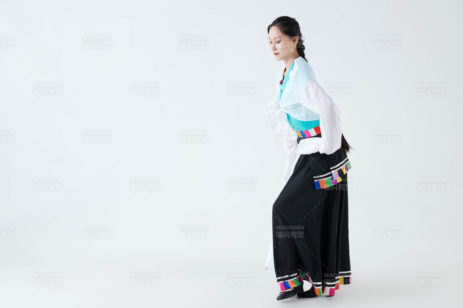 穿着藏族服饰跳着藏族舞蹈的少女图片