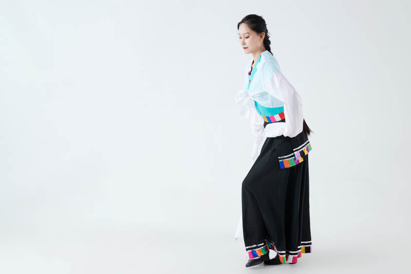 穿着藏族服饰跳着藏族舞蹈的少女图片