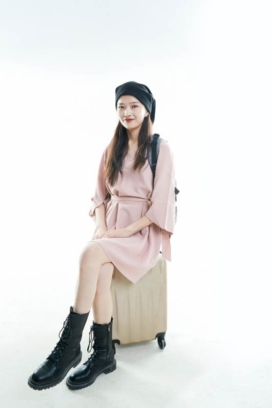 白色背景下准备出发旅行的美丽东方女大学生图片