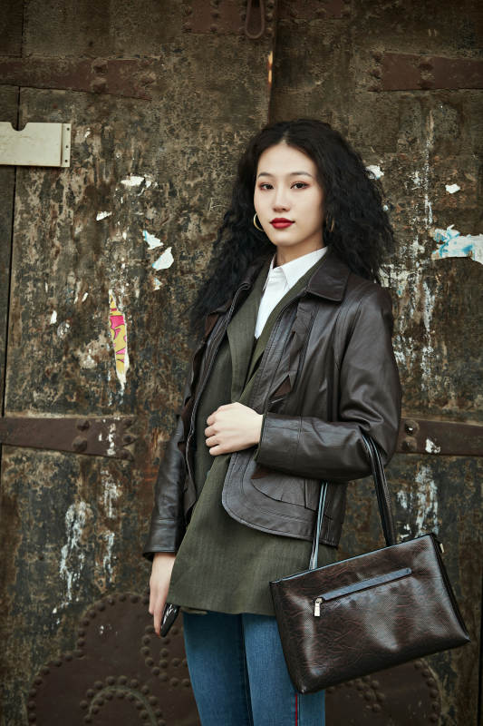 老旧城区里穿着复古港风的美丽清纯少女图片