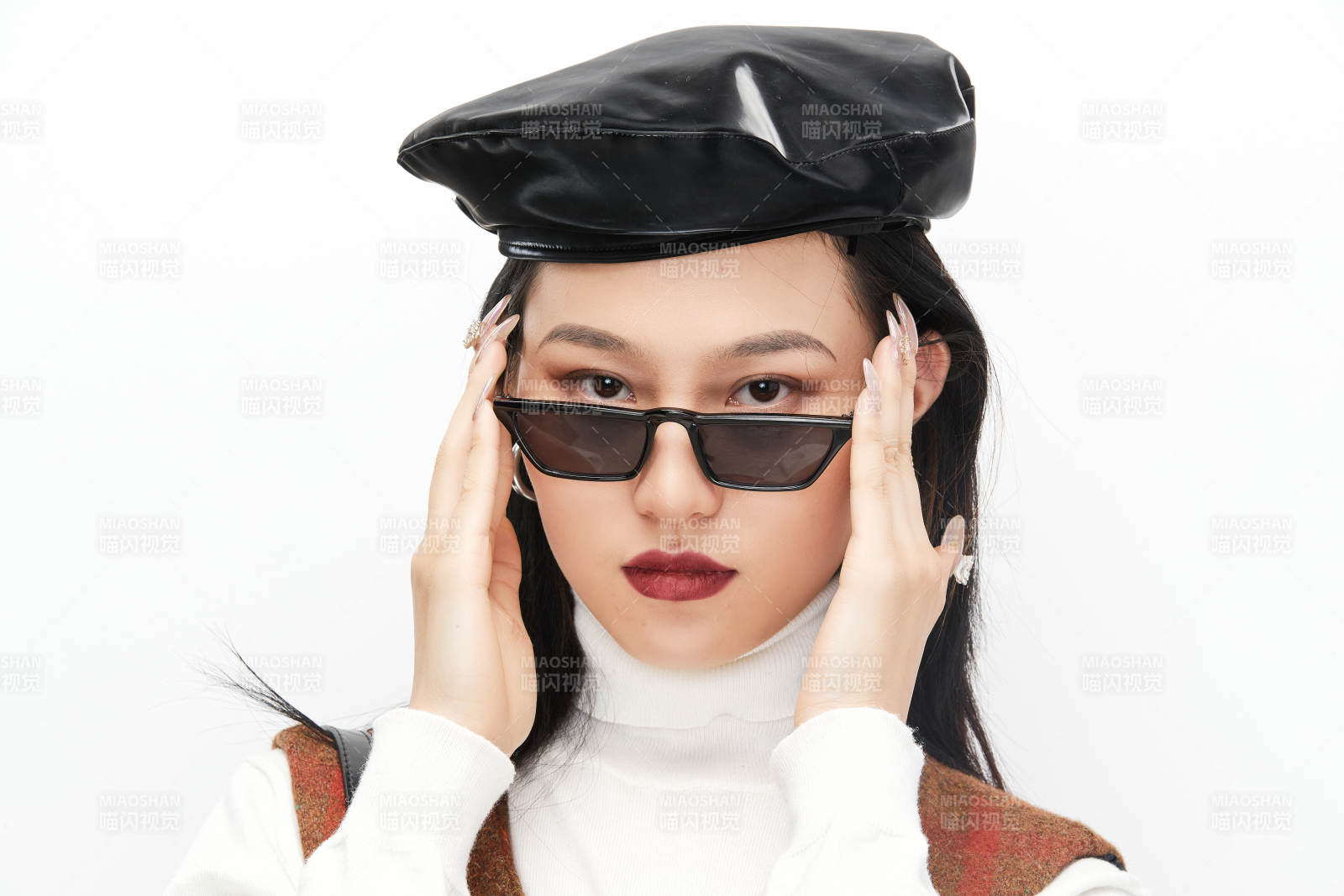 身穿复古服装的亚洲少女人像图片