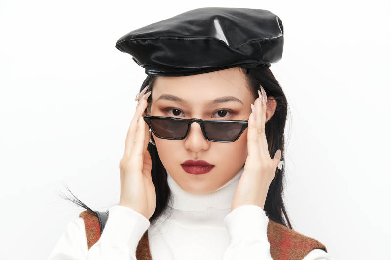 身穿复古服装的亚洲少女人像图片